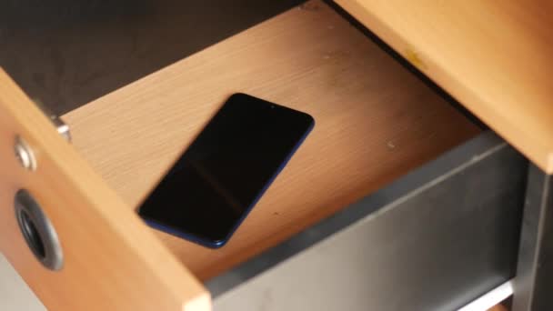 Mão mans gaveta aberta de madeira e escolher um telefone inteligente — Vídeo de Stock