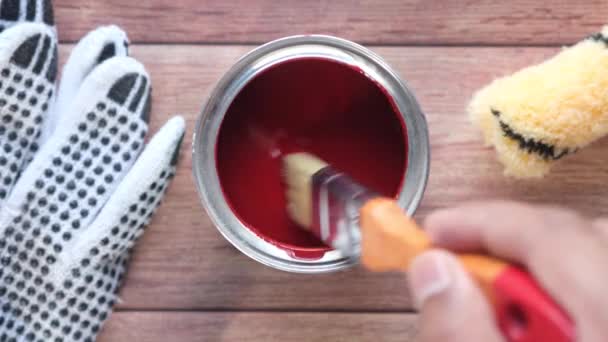 Felülnézet egy festék ecset, kesztyű és festék az asztalon — Stock videók