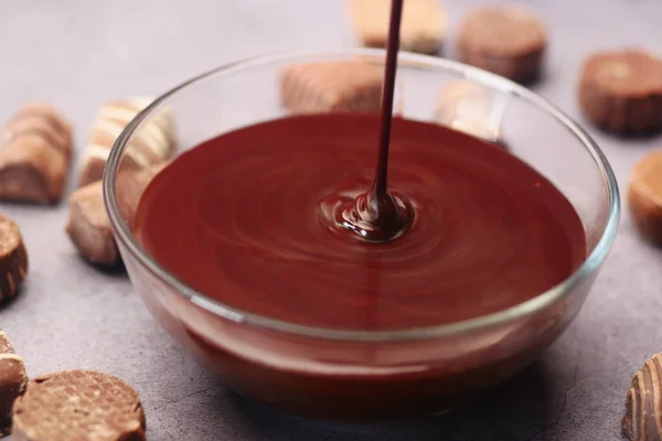 Ciemna czekolada krem wlewa się do miski na stole — Zdjęcie stockowe