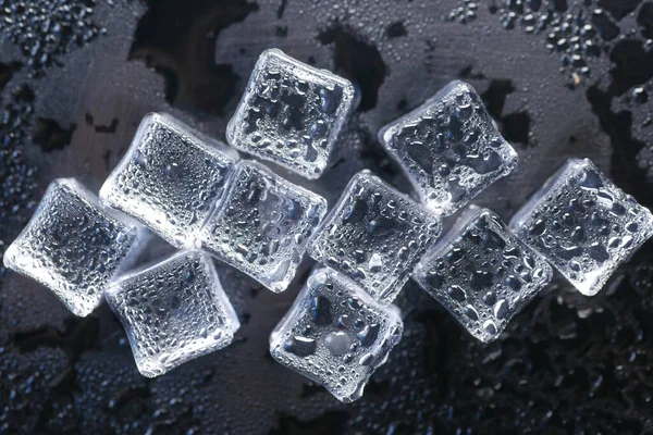 Primer plano de muchos cubos de hielo sobre fondo blanco — Foto de Stock