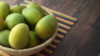 Masadaki kasede taze yeşil mango. 