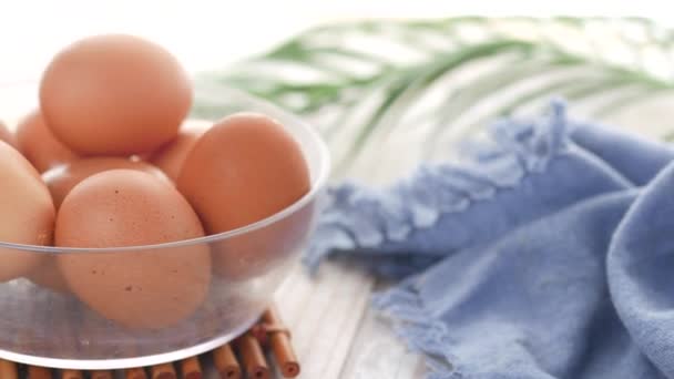Cerrar los huevos en un tazón. — Vídeo de stock