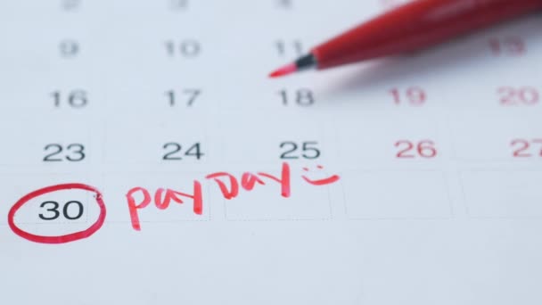 Lönedagskoncept med märkning på ett kalenderdatum . — Stockvideo
