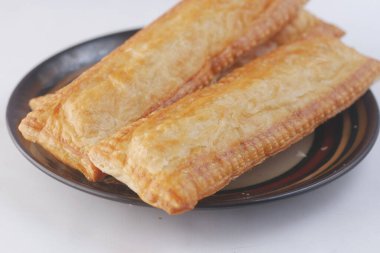  Bir dilim elmalı pasta beyaz bir tabakta 