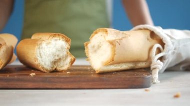  Masadaki tahtanın üzerinde ekmek olan çanta. 