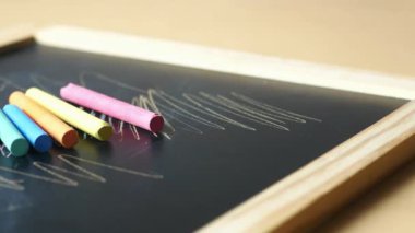 Siyah arkaplanda renkli tebeşir ve karatahta 