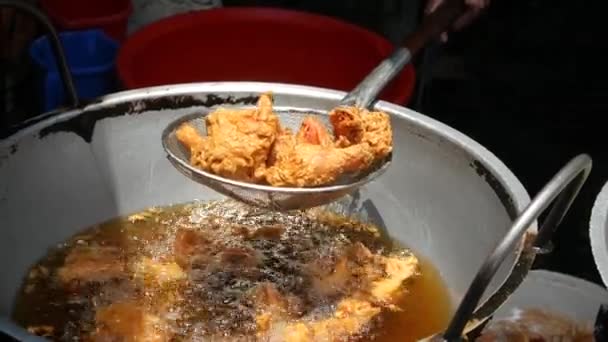 Goreng ayam di dalam goreng outdoor — Stok Video