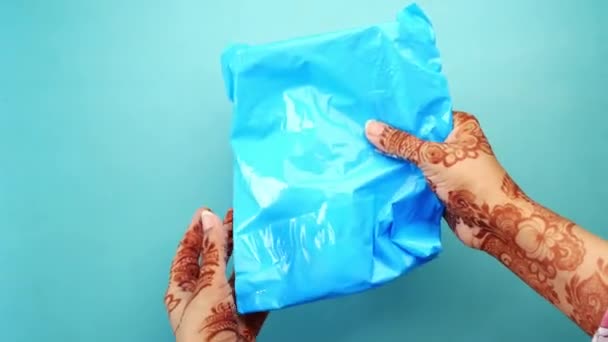 Femmes tenant enveloppe de bulle de papier de couleur bleue sur la table — Video