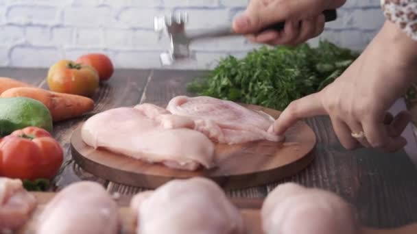 Kobiety ręcznie przetwarzające surowe piersi kurczaka na desce do krojenia — Wideo stockowe