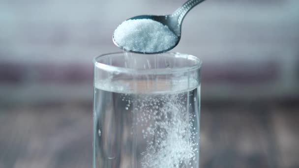 白砂糖をテーブルの上の水に注ぐと — ストック動画