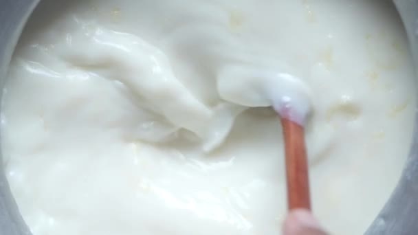 Slow motion av omrörning mjölk med en sked ovanifrån — Stockvideo
