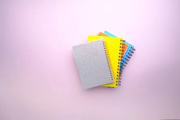 Wysoki kąt widzenia notatników kolorów na tle koloru — Zdjęcie stockowe