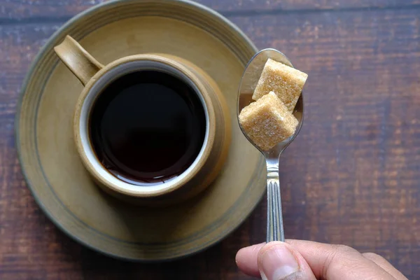 Taza de té y cubo de azúcar en la mesa — Foto de Stock
