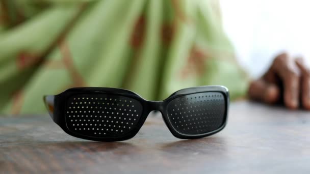 Ανώτερες γυναίκες χέρι πάρει γυαλιά διάτρησης με τρύπες για την κατάρτιση όραμα — Αρχείο Βίντεο
