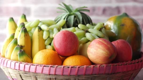 Campuran buah dalam mangkuk di atas meja — Stok Video