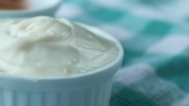 Masanın üstündeki kabın içinde mayonezi kapat. .