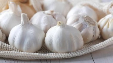 Beyaz arkaplanda pf sarımsağı kapat,