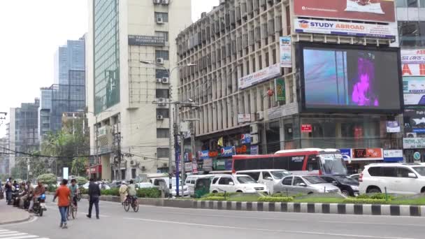 Dhaka bangladesh 24 de mayo 2021 .people y el tráfico en movimiento lleno de gente — Vídeo de stock