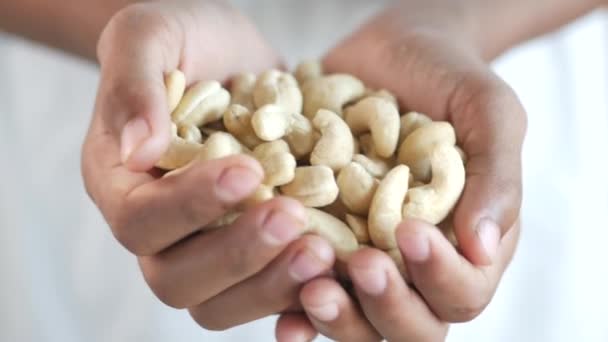 Primer plano de nueces de anacardo en palma de la mano — Vídeos de Stock