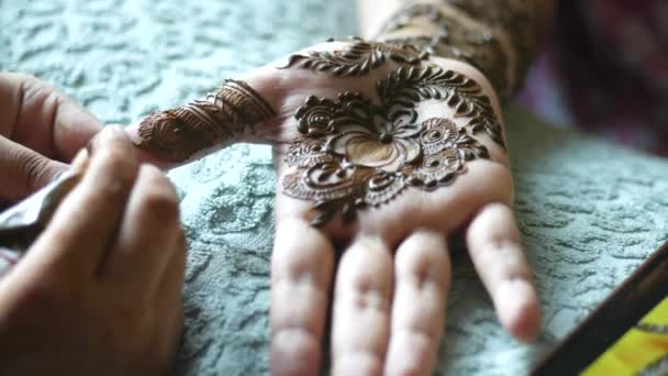 Donne che applicano l'hennè a portata di mano — Video Stock
