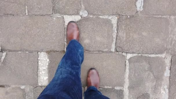 Ένας άντρας με παπούτσια που περπατάει στο τσιμεντένιο πάτωμα. Ποποφ — Αρχείο Βίντεο