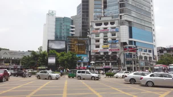 Dhaka bangladesh 24 de maio de 2021. Pessoas e tráfego em movimento lotado — Vídeo de Stock