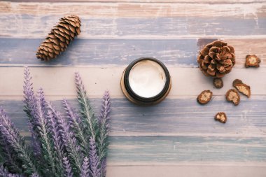 Masadaki kapta bitkisel krem kozmetik.,