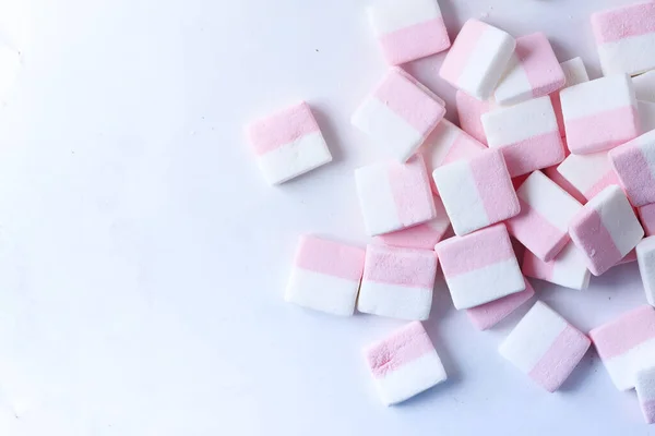 Marshmallow godis på vit bakgrund ovanifrån — Stockfoto