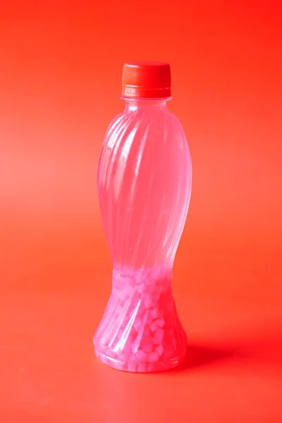 Bouteilles en plastique de boisson gazeuse sur fond rouge — Photo