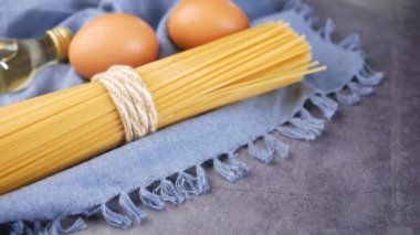 Masada sarı uzun spagetti yumurtası ve yağ var. ,