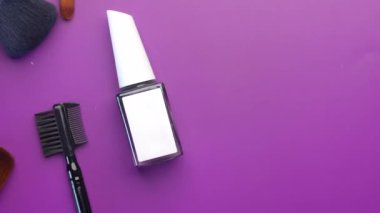 Koyu arkaplanda dekoratif siyah renk kozmetiği üst görünümü .