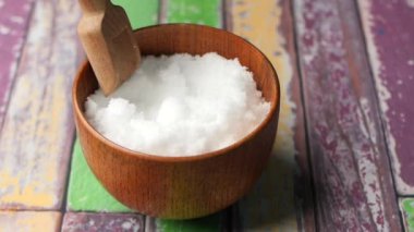 Tabaktaki kaba tuz. .