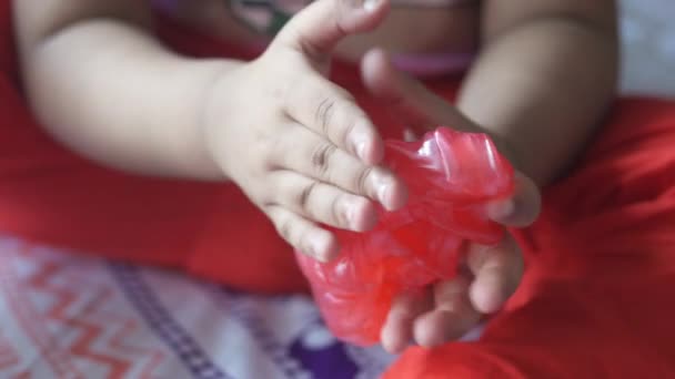 ピンク色のスライムを持つ子供の手 — ストック動画