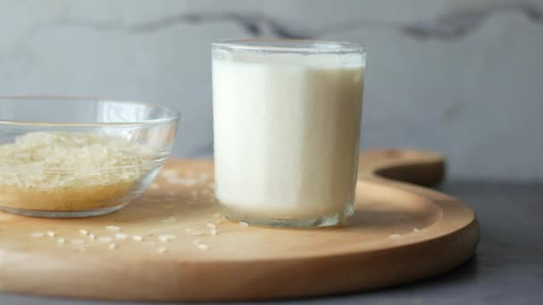 Стакан Молока Риса Столе Молочное Молоко Концепции — стоковое видео