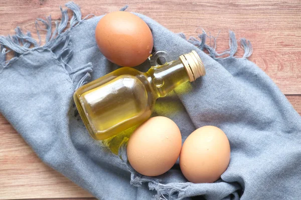 Pemandangan Puncak Dari Telur Dan Minyak Goreng Atas Meja — Stok Foto