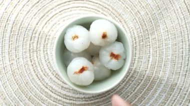 Masadaki kaseden bir Lychee 'yi elle seç. ,