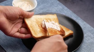 Masadaki konteynırda peynir kremi