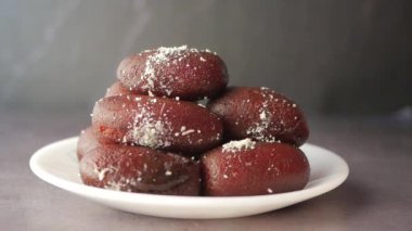  Yavaş çekimde siyah tatlı bir renk seç.