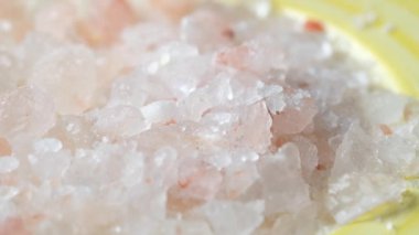 Masadaki bir kasede pembe kaya tuzu yakın. .