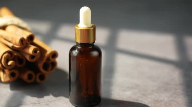  Tarçın yağı masadaki bir kabın içinde. ,