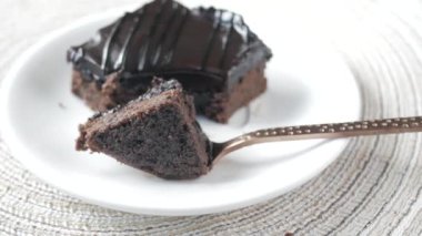Tabakta bir dilim browni. .