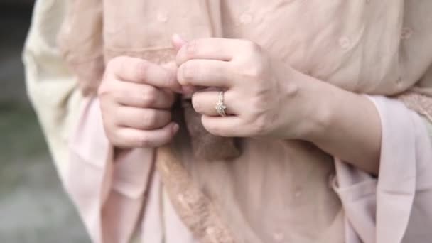 Menutup Tangan Wanita Dengan Cincin Kawin — Stok Video