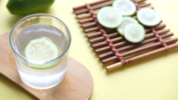 Bebida Refrescante Água Limão Mesa Vista Superior — Vídeo de Stock