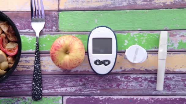 Διαβητικά Εργαλεία Μέτρησης Και Υγιεινά Τρόφιμα Στο Τραπέζι — Αρχείο Βίντεο