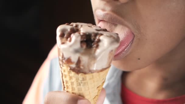 Vanila Aromalı Dondurma Yiyen Genç Çocuk — Stok video