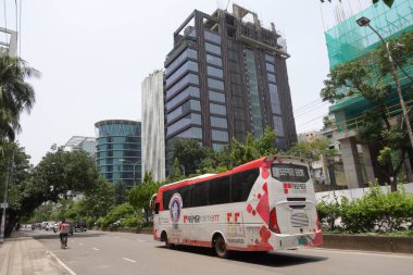 dhaka bangladeş 24 Mayıs 2021 kalabalık şehir ghulshan bölgesinde trafik ve insan trafiği 