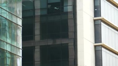 Dhaka şehrindeki modern cam binaların detaylı görüntüleri. .