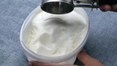 Kaseden kaşıkla dondurma topluyorum. .