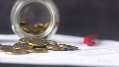 Bozuk paraları ve hesap makinesini masaya kaydet .