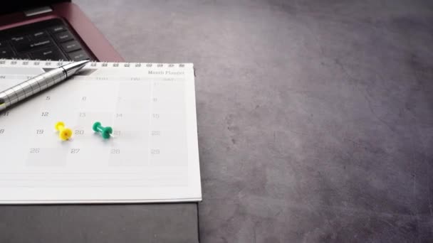 Concepto Plazo Con Push Pin Fecha Del Calendario Cerca — Vídeos de Stock